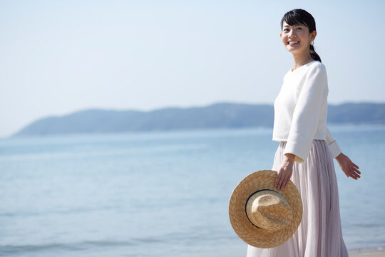 海辺を歩く女性 ,日本,和歌山県,和歌山市,加太周辺
