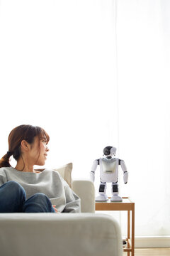 リラックスしてロボットと話す女性