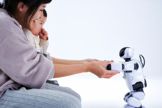 親子と会話するロボット
