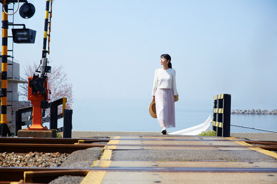 踏切を渡る女性 ,日本,大阪府,泉南市周辺