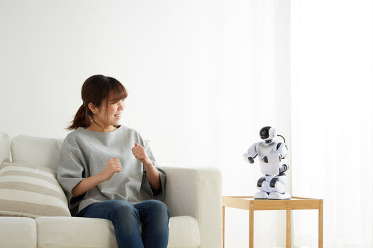 ロボットと会話する女性