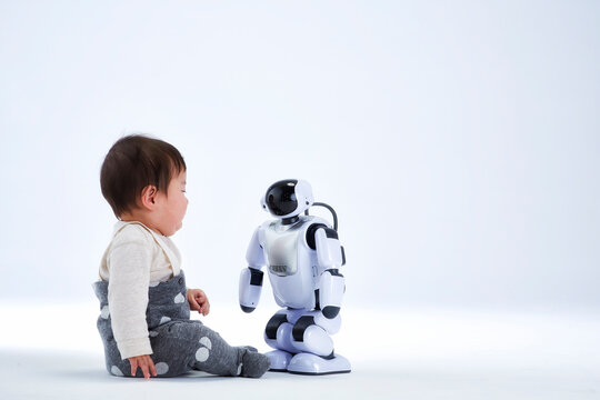 赤ちゃんと向き合うロボット