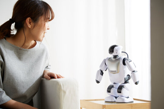 ロボットと会話する女性