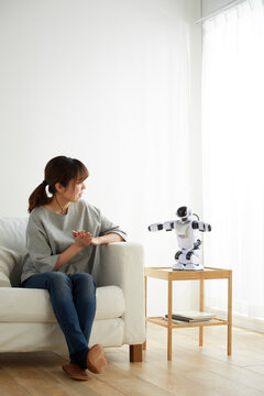 ロボットと会話する女性