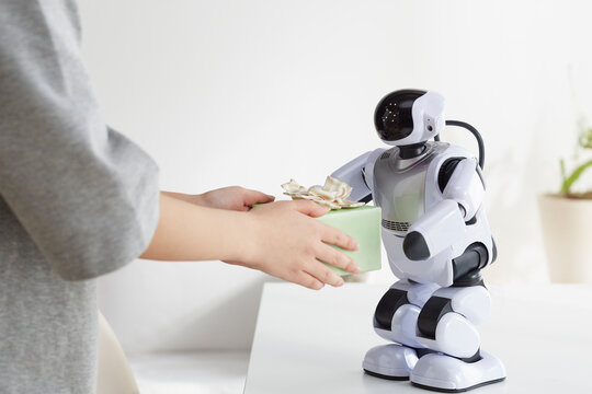 女性からプレゼントを受け取っているロボット