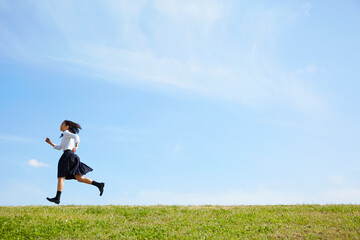 河川敷を走る女子高生