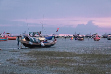 Obraz premium fishing boats at sunset