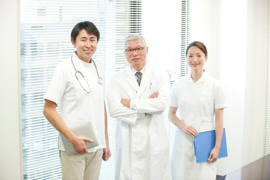 病院の２人の医師と看護師