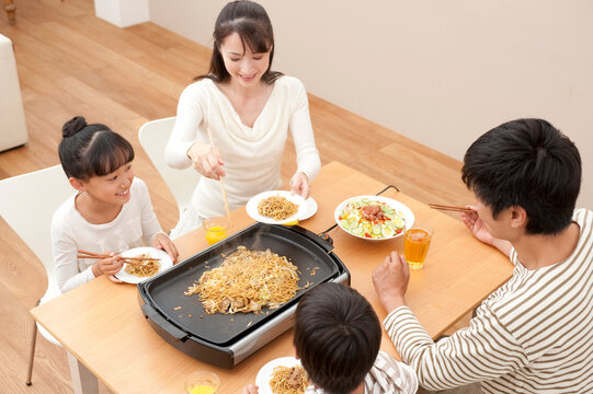 ホットプレートで焼そばをする４人家族