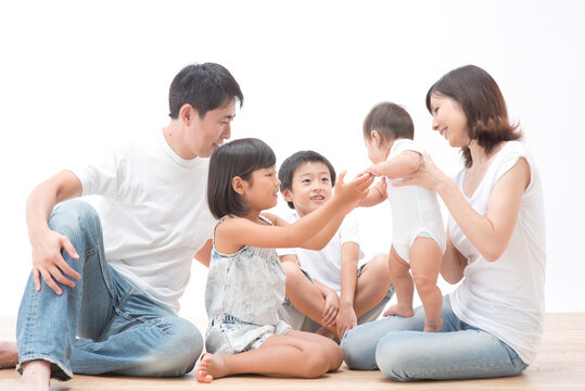 赤ちゃんがいる五人家族