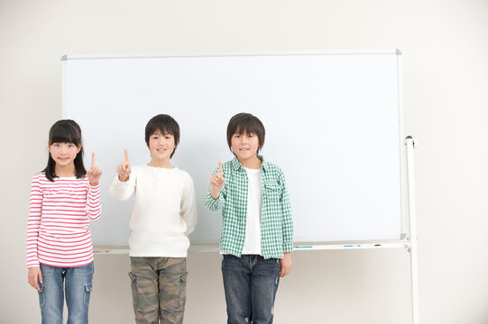 ホワイトボードと小学生男女三人