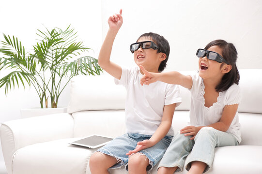 ３Ｄメガネをかけた子供男女