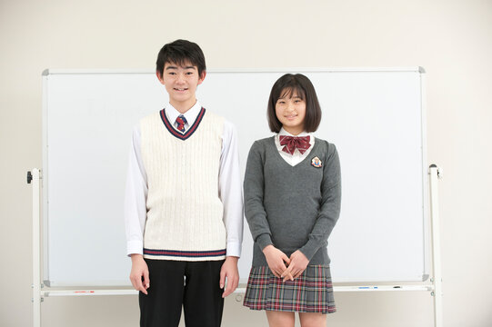 ホワイトボードと高校生男女
