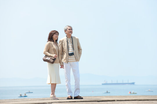 海のリゾートへ旅行中の中年夫婦