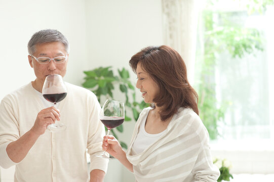 赤ワインを飲む中高年夫婦