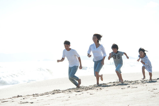 海辺を走る家族
