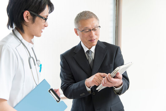 情報提供するＭＲと医者