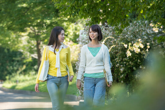 キャンパスを歩く女子大生二人