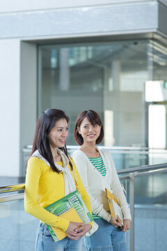 校舎内の女子大生二人