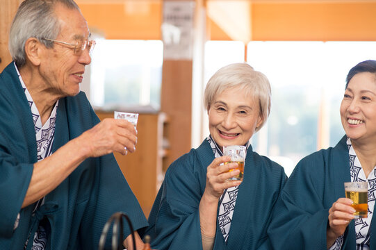 ビールで乾杯す浴衣と羽織の家族
