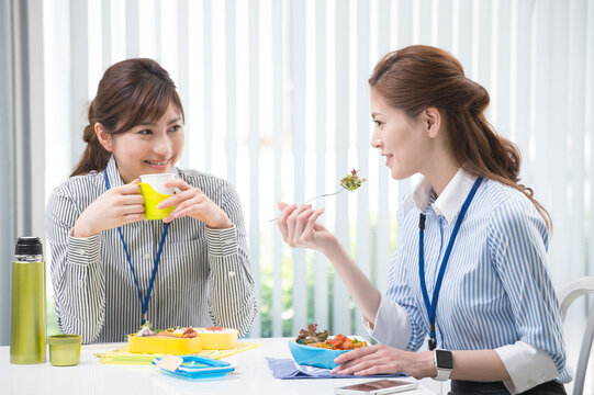 オフィス内でお弁当を食べるＯＬ２人
