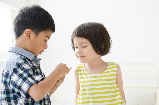 男の子の手元を覗き込む女の子