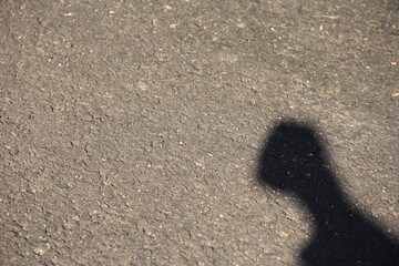 じゃんけんの「グー」を、アスファルト上に投影