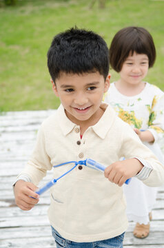 なわとびで電車ごっこをする子供たち