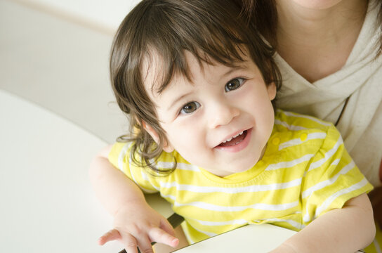抱っこをされて笑う男の子