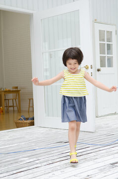 なわとびで遊ぶ女の子
