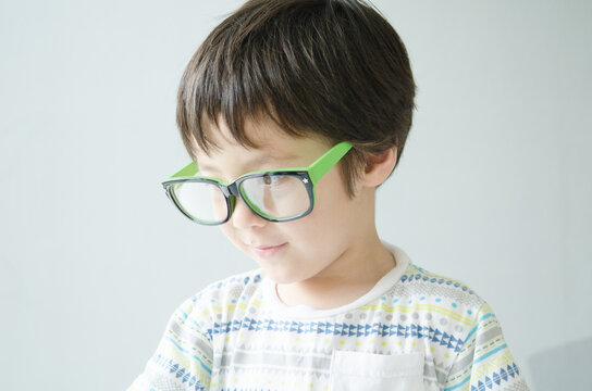 メガネを掛けている子供