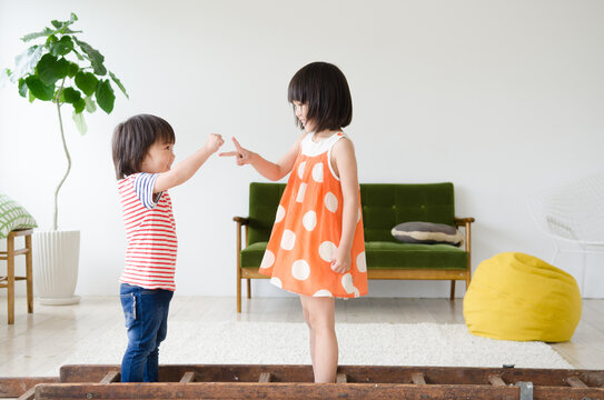 じゃんけんをしている男の子と女の子