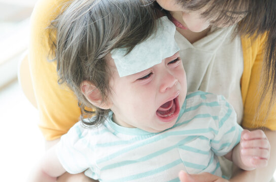 抱っこされて泣く子供