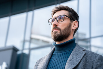 Naklejka premium Headshot portrait of serious successful businessman looking forward