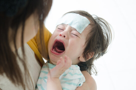 抱っこされて泣く子供