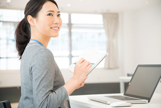スケジュール帳を持っている女性