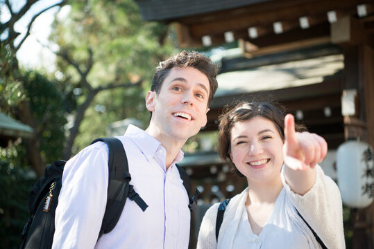 神社にいる笑顔の外国人観光客