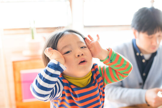 おどけている男の子