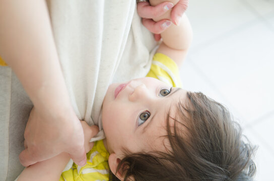お母さんにしがみつく子供