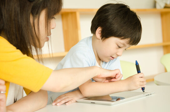 タブレットで勉強をする子供