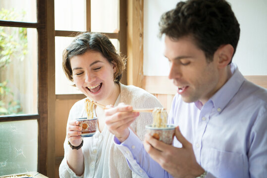 お蕎麦を食べる外国人