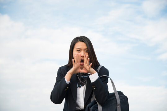 叫んでいる制服姿の女子高生