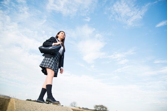 歩いている制服姿の女子高生