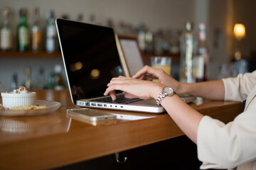 バーで仕事をしている女性の手元
