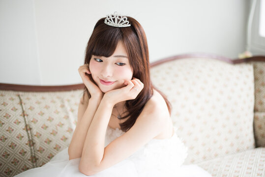 ウェディングドレスを着てティアラをつけている女性