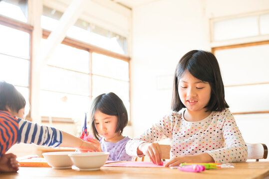 テーブルで遊んでいる子供たち