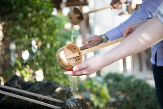 手水舎で柄杓を持っている手