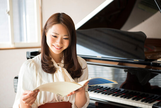 楽譜を見ている女性
