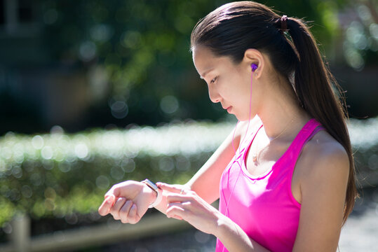 時計でエクササイズの情報を確認している女性