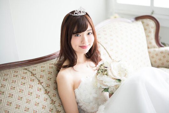ウェディングドレスを着てティアラをつけている女性